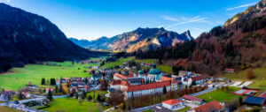 vista aerea del pueblo de Oberammergau, Alemania
