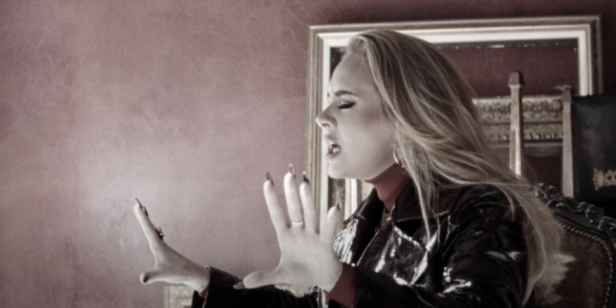 Adele cantando en su video nuevo easy on me