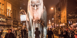 muñeco gigante de un druida desfile de Samhain Halloween en Dublin Irlanda
